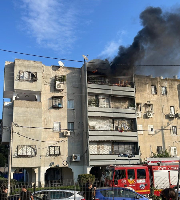 فيديو اللد: حريق شقة سكنية وإصابة 6 محتجزين إحداهم متوسطة